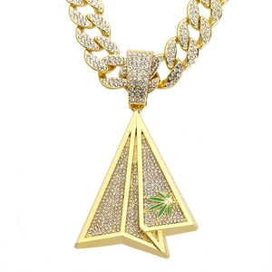 Hip-Hop-Halskette mit goldenem Cuban Chain und glitzerndem Papierflieger-Anhänger