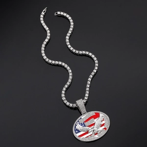 Détail de la chaîne tennis hip hop et pendentif aigle drapeau USA pavé de pierres