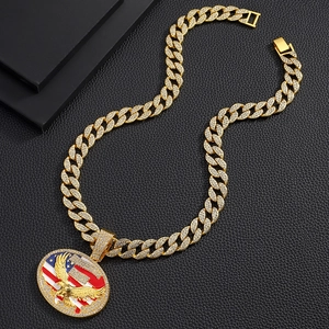 Détail de la chaîne cubaine dorée avec pendentif aigle drapeau américain sur cuir noir