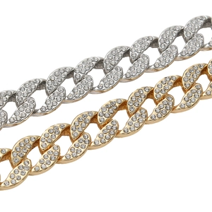 Dettaglio ravvicinato della catena cubana da 15 mm con zirconi in oro e argento
