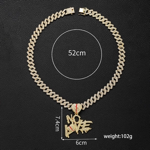 Détail du pendentif NO LOVE cœur brisé serti avec les dimensions et le poids de l'article