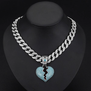 Collana cubana hiphop con ciondolo a cuore spezzato blu ghiacciato in finitura argento