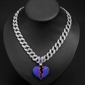Collana cubana hip hop con ciondolo a cuore spezzato blu ghiacciato su un busto