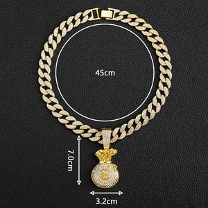 Détail montrant les dimensions du pendentif sac d'argent hip-hop doré et de la chaîne