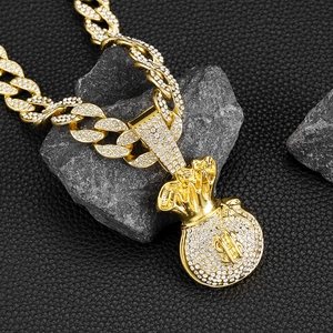 Vue détaillée du pendentif sac d'argent doré avec dollars sur cuir noir et pierres