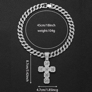 Vue détaillée de la chaîne cubaine argentée et du pendentif croix avec dimensions