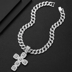 Chaîne cubaine hip-hop avec grand pendentif croix serti de diamants en finition argent