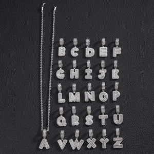 Parure de pendentifs lettres A-Z sertis de zircons avec chaîne torsadée sur cuir noir
