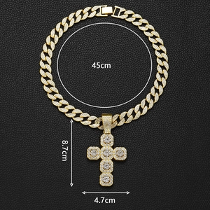 Détail de la chaîne cubaine dorée de 45cm avec un pendentif croix serti de 8,7x4,7cm