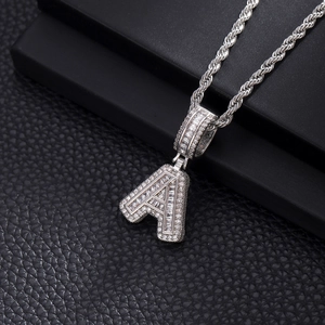 Collier hip hop argenté avec pendentif lettre A serti de zircons et chaîne corde