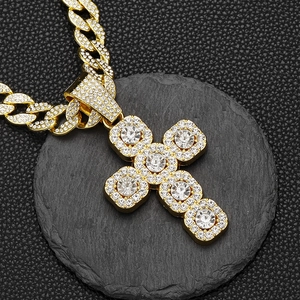Pendentif croix en or glacé avec pierres centrales sur une chaîne cubaine diamantée