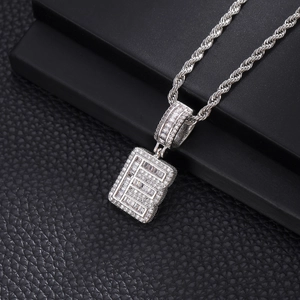 Détail du pendentif hip hop avec lettre E en zircone cubique sur une grosse chaîne argent