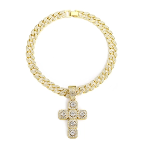 Chaîne cubaine hip hop dorée avec un grand pendentif en forme de croix serti de diamants