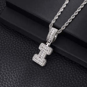 Gros plan du pendentif lettre I hip hop argenté avec zircons sur une grosse chaîne corde
