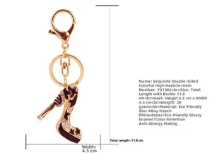 Détail macro du porte-clés talon haut en strass avec motif floral violet