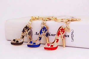 Vue détaillée de porte-clés à talons hauts avec strass en noir, bleu et rouge