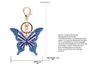 Gros plan d'un porte-clés papillon bleu et violet avec strass tchèques et alliage doré