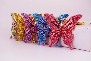 Gros plan de porte-clés papillon avec des strass colorés sur une base en métal doré