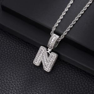 Gros plan du pendentif lettre N hip-hop argenté avec zircons et chaîne corde