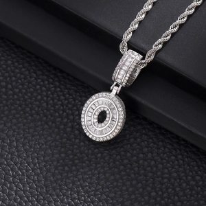 Gros plan du pendentif hip-hop lettre O en argent avec diamants baguette et chaîne torsadée