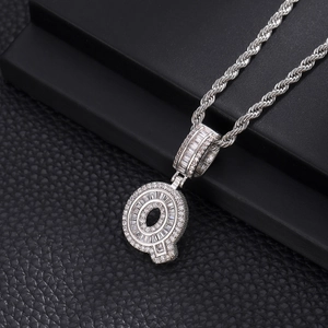 Vue détaillée du pendentif lettre Q argenté avec zircons sur chaîne torsadée