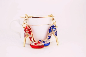 Détail du porte-clés escarpin avec strass, émail rouge et bleu et finition en alliage doré