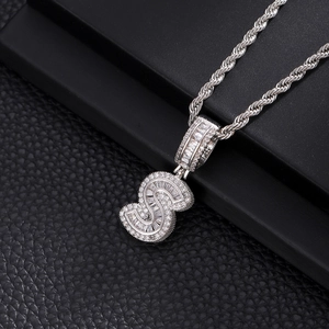 Détail du pendentif lettre S argenté serti de zircons brillants sur une chaîne corde torsadée