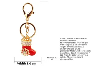 Vue détaillée du porte-clés botte de Noël en strass avec laque rouge et fermoir homard