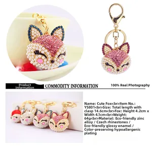 Détail du porte-clés renard avec strass roses et perles en alliage de zinc