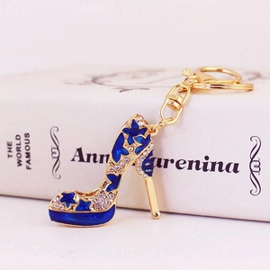 Porte-clés chaussure à talons bleus avec strass brillants et détails dorés élégants
