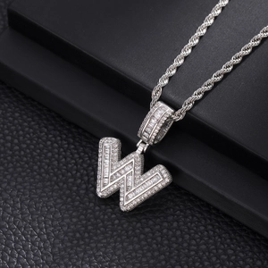 Détail du pendentif lettre W en argent avec zircons brillants sur une chaîne de corde épaisse