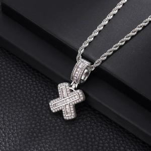 Gros plan d'un pendentif X style hip-hop en argent serti de zircons cubiques brillants