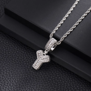 Gros plan d'un collier hip hop argenté avec pendentif lettre Y et zircons brillants