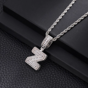 Vue macro détaillée du pendentif lettre Z hip hop serti de zircons sur chaîne corde