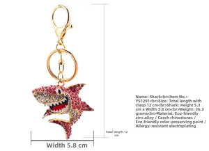 Détails du porte-clés requin en strass montrant la longueur de 12cm et les dimensions