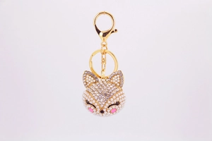 Vue détaillée du porte-clés renard doré orné de perles et de strass étincelants