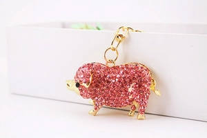 Détail d'un porte-clés cochon en cristal rose étincelant avec fermoir doré poli