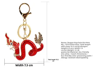 Dettaglio del portachiavi a forma di drago in smalto rosso con scaglie dorate e strass