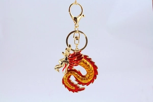 Detalle del llavero de dragón chino con esmalte rojo y chapado dorado de alta calidad