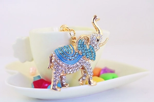 Détail d'un porte-clés éléphant avec cristaux, émail bleu et finition métal doré