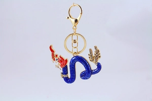 Dettaglio del portachiavi a forma di drago cinese con smalto blu e strass scintillanti