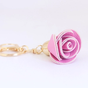 Porte-clés Fleur de Rose en Cuir PU Pastoral Pendentif de Sac de Voiture en Alliage de Zinc Doré Bijou Élégant pour Femmes
