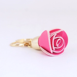 Porte-clés rose créatif en cuir PU magenta avec anneau en métal doré poli élégant