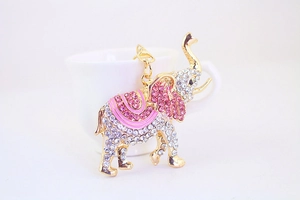 Vue détaillée du pendentif éléphant en or serti de strass roses et cristaux brillants