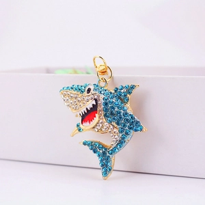 Porte-clés requin en strass bleu et blanc avec base en métal doré pour sacs de femmes