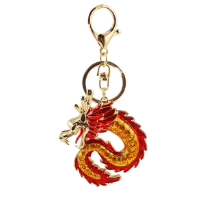 Llavero de dragón chino dorado con escamas de esmalte rojo y amarillo sobre fondo blanco