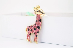 Nahaufnahme von rosa Kristall-Giraffen-Schlüsselanhänger mit Goldbeschichtung