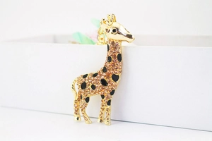 Detailansicht goldener Giraffen-Schlüsselanhänger mit braunen Strasssteinen