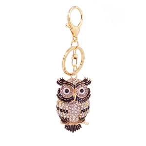 Détail du porte-clés hibou avec cristaux brillants et fermoir mousqueton en métal doré