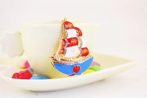 Vue macro détaillée du porte-clés bateau dragon avec émail coloré et petits strass brillants